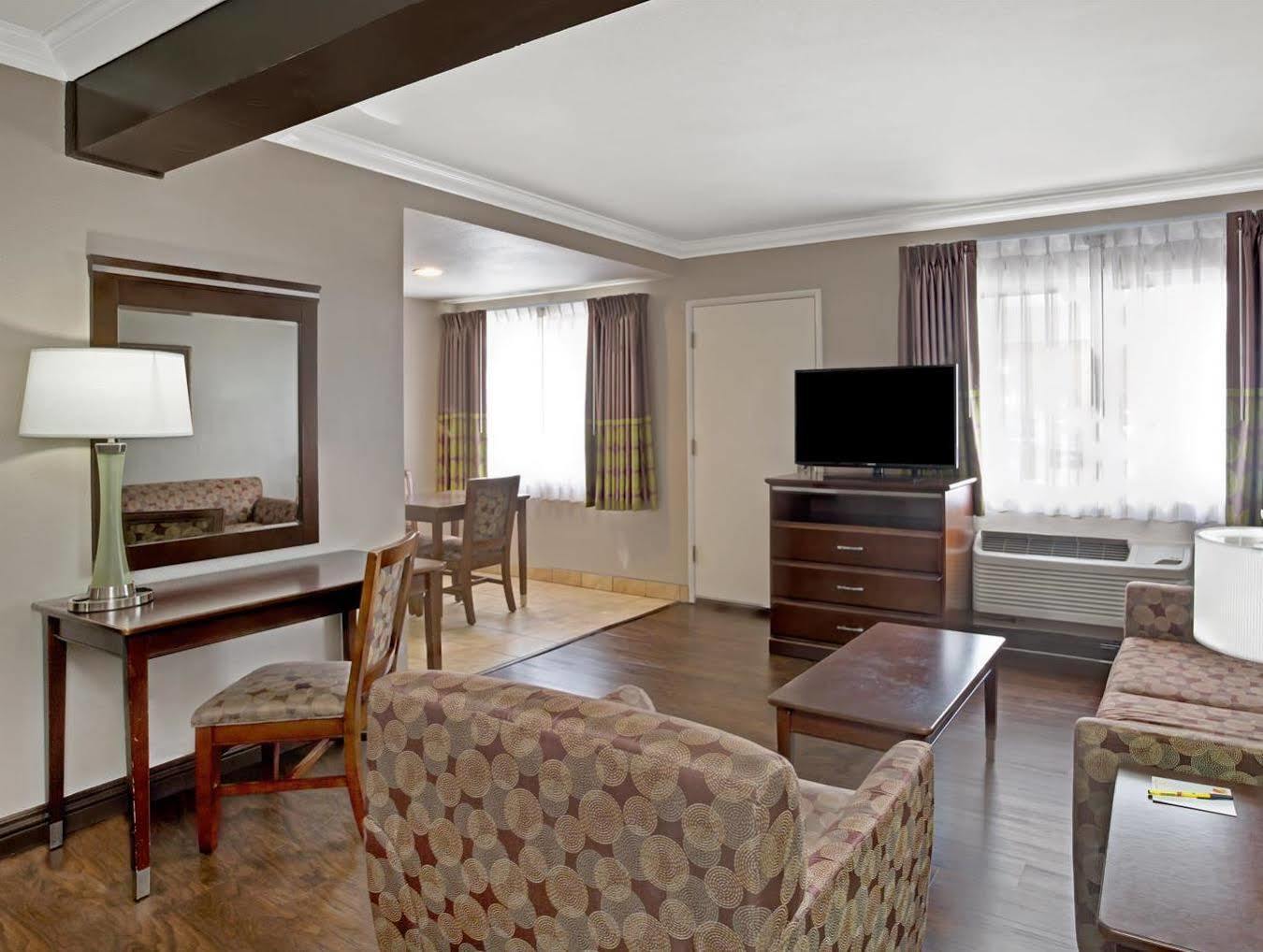 Super 8 By Wyndham Los Angeles-Culver City Area Εξωτερικό φωτογραφία